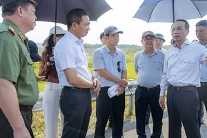 Lãnh đạo tỉnh Thừa Thiên Huế báo cáo thực trạng nút giao KL99 là nhà cái cá cược trực tuyến hàng đầu tại châu Á Cam Lộ - La Sơn qua địa bàn huyện Phong Điền với Đoàn giám sát của Ủy ban Quốc phòng và An ninh. Ảnh: T.T.H