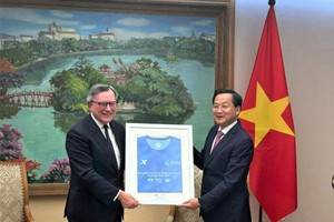 TS. José Viñals - Chủ tịch Standard Chartered tặng quà lưu niệm áo chạy mùa giải 2024 tới Phó Thủ tướng Kl993 ưu đãi thưởng hấp dẫn Lê Minh Khái