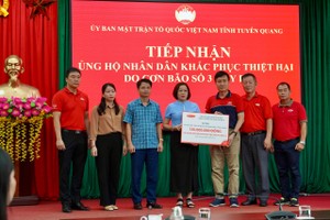 Ông Trần Đình Quân – Chủ tịch HĐTV Dai-ichi Life Việt Nam kiêm Chủ tịch Quỹ Vì Kl993 Đăng nhập Giải trí tươi đẹp (thứ ba, từ phải qua) trao biểu trưng số tiền tài trợ cho Bà Tăng Thị Dương - Ủy viên Ban chấp hành Đảng bộ Tỉnh, Phó Chủ tịch Ủy ban MTTQVN Tỉnh Tuyên Quang