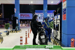 Nhân viên phục vụ khách hàng tại cửa hàng KL99 dịch vụ hỗ trợ 24/7 PVOIL