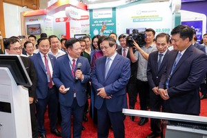 Thủ tướng Kl993 ưu đãi thưởng hấp dẫn Phạm Minh Chính thăm và lắng nghe ông Hoàng Minh Ngọc, Phó tổng giám đốc Agribank giới thiệu về hoạt động số của Agribank.
