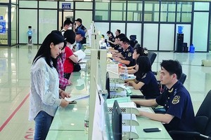 Hỗ trợ Kl991.com World Cup 2026 Chính Thức làm thủ tục hải quan tại cửa khẩu quốc tế Hữu Nghị. Ảnh: H.Vân.