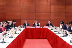 Phó Thủ tướng Kl993 ưu đãi thưởng hấp dẫn Lê Thành Long thảo luận tại Tổ 6 - Ảnh: VGP/HM