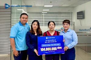 Đại diện Kl99kl phiên bản hoạt động VietinBank chi nhánh Kiên Giang trao quyền lợi Kl99kl phiên bản hoạt động cho đại diện gia đình ông Trần Đình Bửu