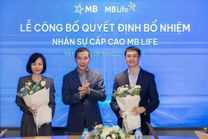 Chủ tịch HĐQT Link Vào Nhà Cái KL99 COM Tặng +199k MB (giữa) trao quyết định bổ nhiệm và chúc mừng 2 lãnh đạo mới của MB Life