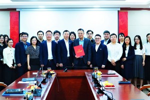 Các đại biểu tham dự Hội nghị chụp ảnh cùng Chi bộ và các đảng viên, công chức Ban Quản lý thị trường giao dịch 99Kl.app cổng game giải trí mã hoá. Ảnh: UBCKNN