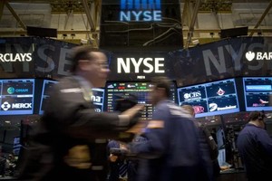 Phố Wall có phiên tăng tốt cuối tuần với việc cả Dow Jones và S&P 500 đều lập kỷ lục mới - Ảnh: Reuters
