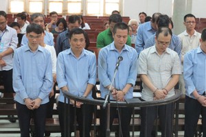 Bị cáo Hiển (đeo kính,ngoài cùng bên trái).