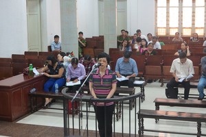 Bị cáo Nga trả lời HĐXX.