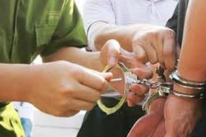 Truy tố bảo vệ lừa chạy việc, chạy trường chiếm đoạt 2,1 tỷ đồng
