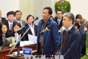 Bị cáo Chương (bên trái) - ảnh: Thông tấn xã