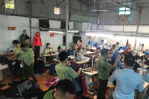 Xưởng Kl994 nhà cái bóng đá world cup "nhái" The North Face thời điểm lực lượng chức năng ập đến kiểm tra.