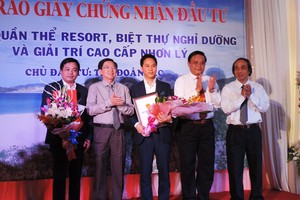 Lãnh đạo tỉnh Bình Định trao Giấy chứng nhận Kl99ok phiên bản mới và tặng hoa cho Kl994 game bài casino hấp dẫn FLC