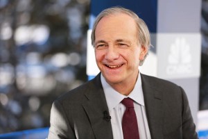 Ray Dalio là nhà sáng lập, giám đốc Kl99ok phiên bản mới và đồng chủ tịch của Bridgewater Associates, quỹ phòng hộ lớn bậc nhất thế giới.