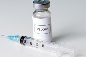 Thử nghiệm lâm sàng vắc xin Covid-19 AstraZeneca được tiếp tục ở Anh sau khi tạm dừng