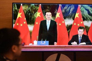 Thủ tướng Trung Quốc Lý Khắc Cường và Bộ trưởng Thương mại Trung Quốc Chung San trong buổi lễ ký kết Hiệp định Đối tác Kl992 cổng game cá cược Toàn diện Khu vực (RCEP) tại hội nghị cấp cao ASEAN được tổ chức trực tuyến vào ngày 15/11/2020. Nguồn: AFP