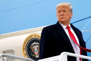 Sau Facebook, Twitter, Youtube tạm ngưng tài khoản của ông Trump