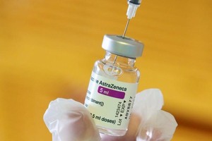 Liều thứ ba của vắc xin AstraZeneca có thể tăng cường phản ứng miễn dịch