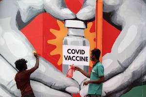 Mỹ và Trung Quốc là hai nhà tài trợ vắc xin Covid-19 lớn nhất thế giới
