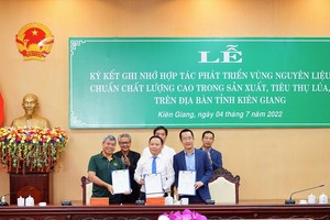 Đại diện các bên tại lễ ký kết ghi nhớ hợp tác phát triển vùng nguyên liệu trong Kl994 nhà cái bóng đá world cup tiêu thụ lúa gạo.