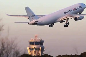 Quá nhiều tiền mặt, các hãng vận tải biển mua máy bay để vận chuyển bằng đường hàng không