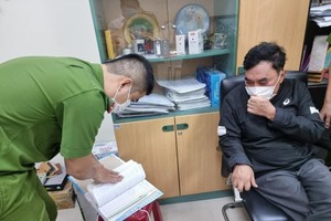Cơ quan Công an thực hiện khám xét nơi làm việc của ông Nguyễn Quang Trung tại 38 Nguyễn Chí Thanh, quận Hải Châu