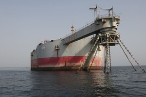 Quang cảnh tàu chở dầu Safer đang mục nát neo cách cảng Hudaydah, Yemen 60 km về phía bắc