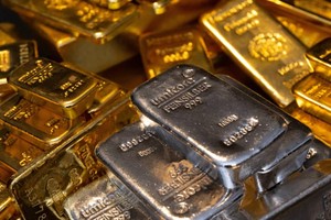 UBS: Giá vàng sẽ đạt 2.200 USD/ounce và bạc sẽ tăng trưởng mạnh mẽ vào năm 2024