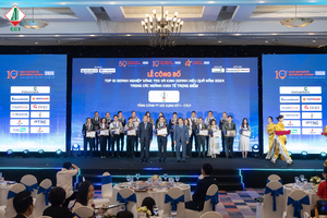 Ông Nguyễn Hoàng Hùng - Phụ trách Phòng Truyền thông CC1 đón nhận hoa chúc mừng và Giấy chứng nhận Top 10 Kl991.com World Cup 2026 Chính Thức sáng tạo Kl992 VIP Trang Chủ 2026 hiệu quả ngành Web Tổng Nhà Cái 99Kl99 Giải Trí Bậc Nhất – Xây dựng năm 2024 từ Ban tổ chức