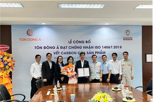 Ông Nguyễn Văn Đại - Phó tổng giám đốc Công ty Cổ phần Tôn Đông Á (đứng giữa) và ông Lâm Vĩnh Hảo - Giám đốc Chi nhánh Công ty Cổ phần Tôn Đông Á tại Thủ Dầu Một kiêm Giám đốc Khối Kl994 nhà cái bóng đá world cup (đứng thứ 4 từ phải qua trái) vinh dự nhận chứng nhận ISO 14067:2018 từ đại diện Bureau Veritas Việt Nam
