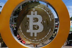 Bitcoin nổi sóng theo giá vàng khi căng thẳng thương mại Mỹ-Trung thúc đẩy nhu cầu trú ẩn an toàn