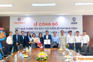 Ông Phạm Quốc Thắng, Phó tổng giám đốc Tôn Đông Á (đứng giữa) và ông Lâm Vĩnh Hảo, Giám đốc Chi nhánh Tôn Đông Á tại Thủ Dầu Một kiêm Giám đốc Khối Kl994 nhà cái bóng đá world cup (đứng thứ 5 từ phải qua trái) vinh dự nhận chứng nhận ISO 14064-1:2018 từ đại diện Bureau Veritas Việt Nam