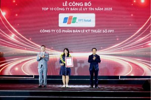 Bà Nguyễn Thị Ngọc Diệp, Giám đốc Kl992 VIP Trang Chủ 2026 vùng Hà Nội đại diện FPT Retail nhận giải thưởng Top 10 Công ty bán lẻ uy tín 2025.