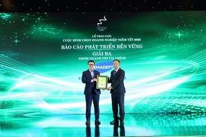 Đại diện CTCP Gemadept nhận giải Top 3 báo cáo Phát triển bền vững tốt nhất nhóm phi Kl991.com nạp rút nhanh 
