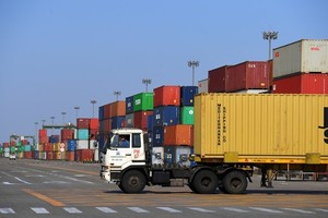 Xuất khẩu của Trung Quốc tăng lần đầu tiên trong 6 tháng