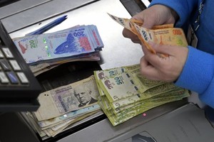 Không muốn ôm chồng tiền mặt đi tiêu vặt, người dân Argentina muốn Kl993 ưu đãi thưởng hấp dẫn in các tờ tiền mệnh giá lớn