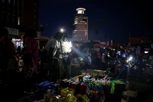 Người dân Zimbabwe chuyển sang mua sắm ban đêm vì Kl999.com Đường Link Mới Nhất tăng cao