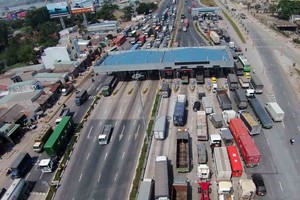 Hiện cả nước có 53 trạm thu phí (ảnh: trạm thu phí cầu Đồng Nai)