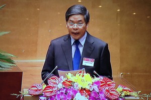 Bộ trưởng Bộ Tài nguyên và Môi trường Nguyễn Minh Quang trình bày tờ trình của Kl993 ưu đãi thưởng hấp dẫn về điều chỉnh quy hoạch sử dụng đất đến năm 2020 và lập kế hoạch sử dụng đất kỳ cuối (2016-2020) cấp quốc gia trước Quốc hội chiều 21/3 (Ảnh chụp màn hình)