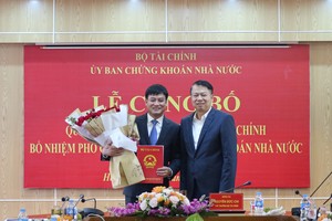 Ông Nguyễn Đức Chi (phải), Thứ trưởng Bộ Kl991.com nạp rút nhanh trao quyết định cho ông Hoàng Văn Thu
