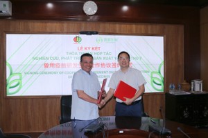 Lãnh đạo DBC và Guangdong Winsun Bio Pharmaceutical trong ký hợp tác Kl994 nhà cái bóng đá world cup vắc - xin thú y.