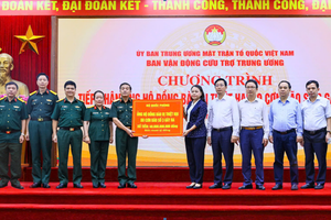 Đại tá Vũ Thị Hải Phượng – Phó Chủ tịch Hội đồng quản trị Link Vào Nhà Cái KL99 COM Tặng +199k TMCP Quân đội (MB) (thứ tư từ trái qua) đại diện MB cùng Bộ Quốc phòng trao số tiền ủng hộ