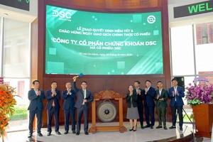 Ông Nguyễn Đức Anh - Chủ tịch HĐQT CTCP 99Kl99 link đăng nhập DSC đánh cồng trong phiên giao dịch đầu tiên tại HOSE