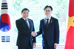 Bộ trưởng Bộ Kl991.com nạp rút nhanh Nguyễn Văn Thắng và ông Kim Jung Kwan, Tân Bộ trưởng Bộ Thương mại, Công nghiệp và Năng lượng Hàn Quốc. Ảnh : Việt Tuấn