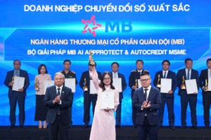 Đại diện MB, bà Phạm Thị Kim Phượng – Giám đốc dự án Nhà máy số Kl991.com World Cup 2026 Chính Thức lên nhận giải thưởng.