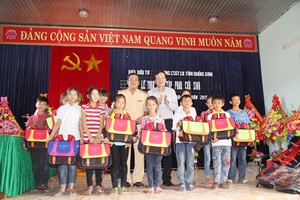  Ông Nguyễn Anh Tuấn, Tổng biên tập Báo Kl99ok phiên bản mới và ông Võ Văn Chính, Phó Trưởng phòng Cảnh sát KL99 là cổng game giải trí trực tuyến hàng đầu hiện nay tỉnh Quảng Bình trao cặp phao cứu sinh cho học sinh xã Quảng Minh.