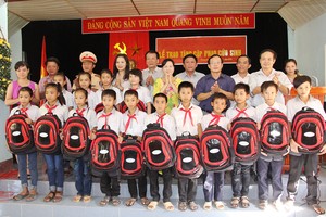 Báo Kl99ok phiên bản mới trao cặp phao cứu sinh, mũ Kl99kl phiên bản hoạt động cho học sinh Nghệ An, Hà Tĩnh, Quảng Bình