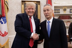 Tổng thống Mỹ Donald Trump và Phó Thủ thướng Quốc vụ viện Trung Quốc Liu He. Ảnh: Twitter @realDonaldTrump
