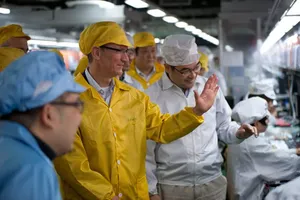 Tim Cook, CEO của Apple, thăm nhà máy Kl994 nhà cái bóng đá world cup iPhone của Foxconn ở Trịnh Châu (Trung Quốc). Ảnh: Bloomberg.