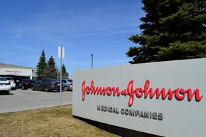 Johnson & Johnson phải bồi thường 8 tỷ USD vì...bán thuốc làm nở ngực cho nam giới